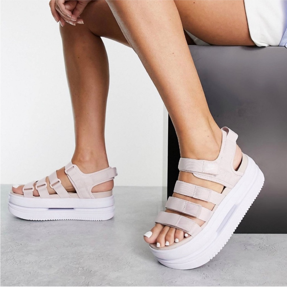 Nike Icon Classic Platform Sandals in Barely Rose
White-Pink Oxford - Size 8